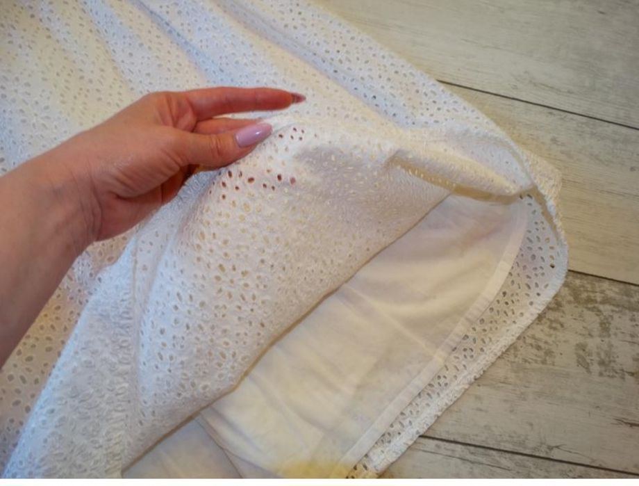 Шикарне, Легесеньке білосніжне плаття із прошви 
Всередині іде на кото