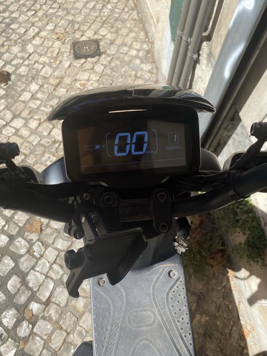 Moto elétrica em ótimo estado.