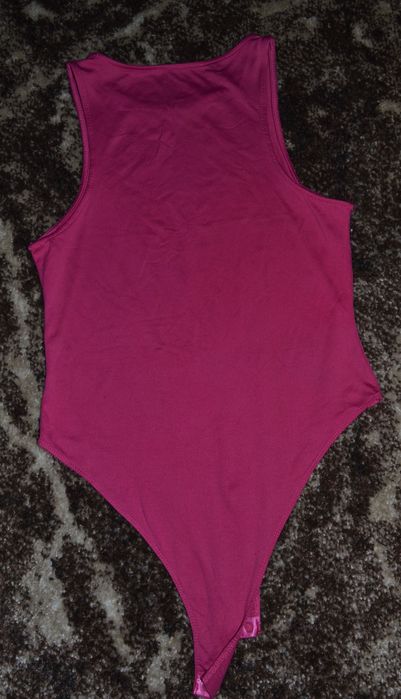 Стильне боді малинового кольору