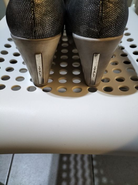 Szaro -srebrne włoskie