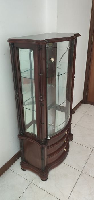 Cristaleira de vidro e madeira maciça