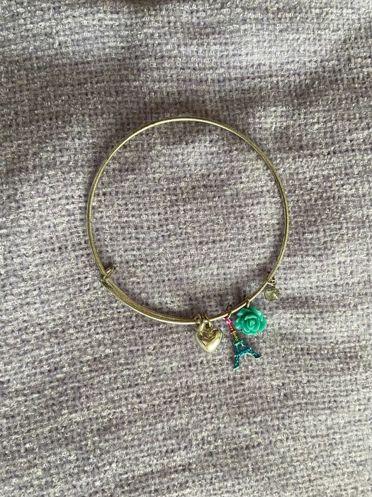 Pulseira com um coração, torre Eifel, flor e cristal