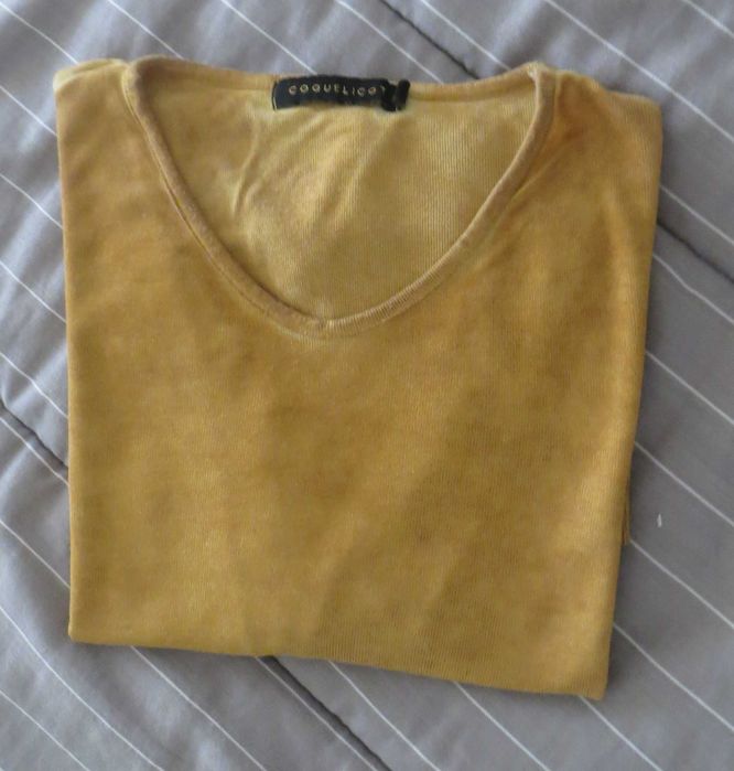 Camisola amarela mostarda c/ abertura atrás, Marca: Coquel icot -Tam S