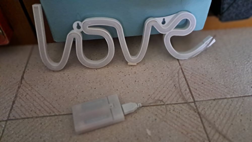 Candeeiros néon "love" e "dream"