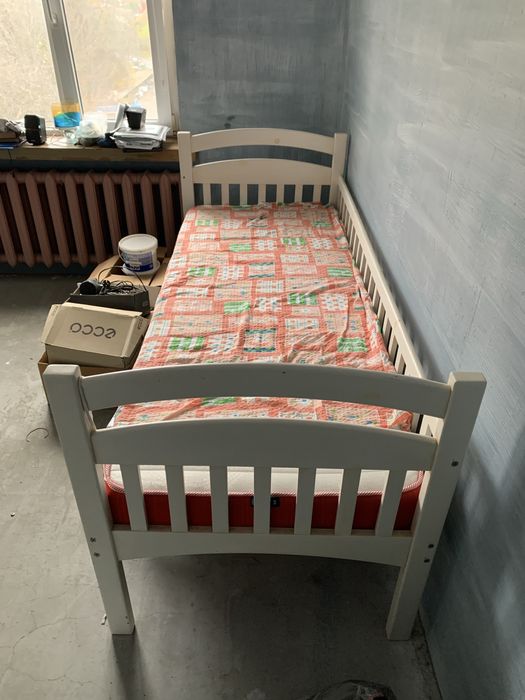 Односпальне ліжко з матрасом 200х90