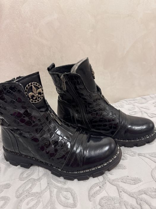 Продам черные ботинки,очень теплые ,36 размер