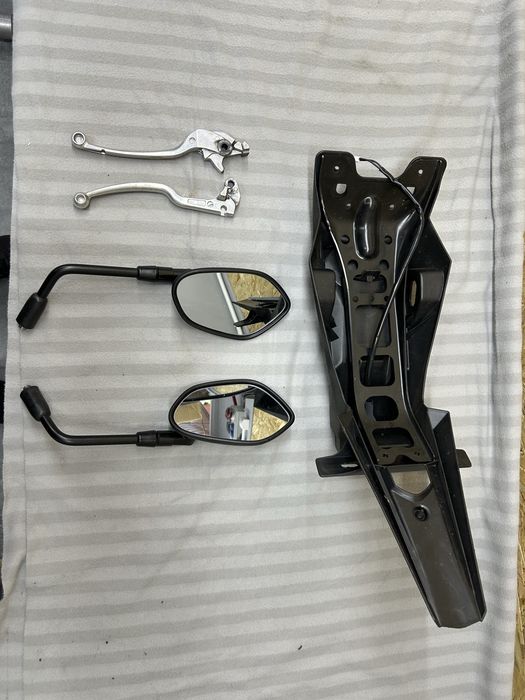 Suzuki GSR 750 lusterko, rączki, błotnik