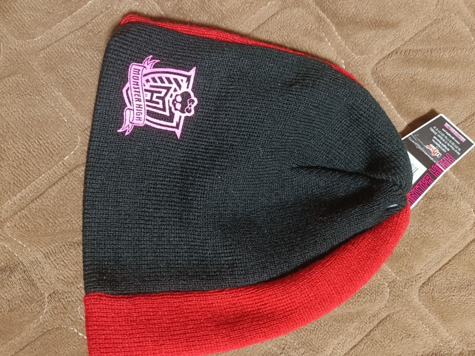 Продам шапки Monster High