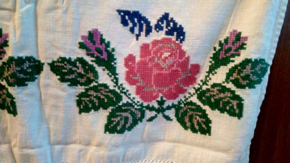 Рушник вышитый, салфетки вязаные крючком.