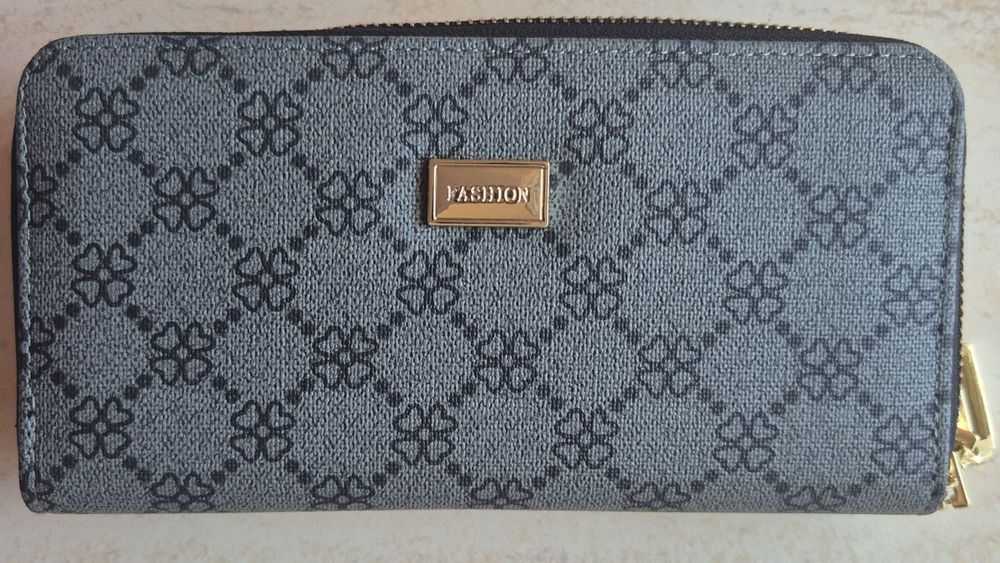 Carteira de mulher cinzenta