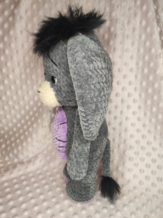 Maskotka osiołek na szydełku.