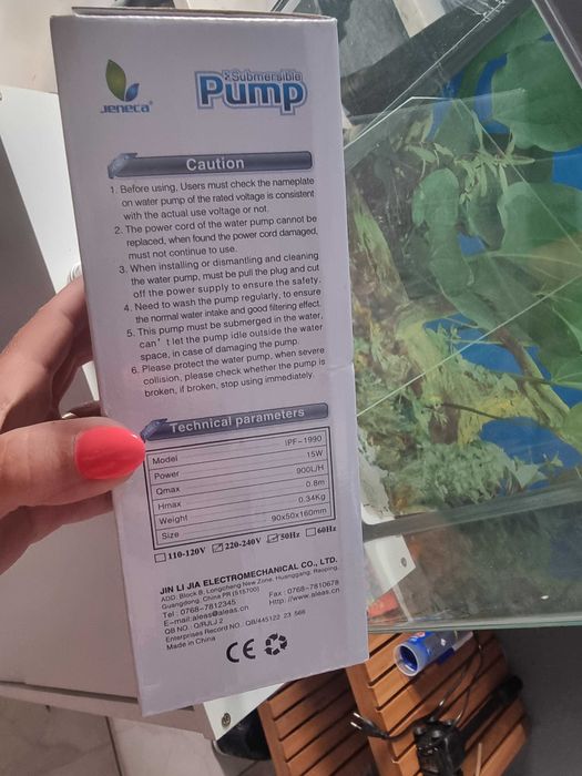 Aquário retangular de vidro com bomba