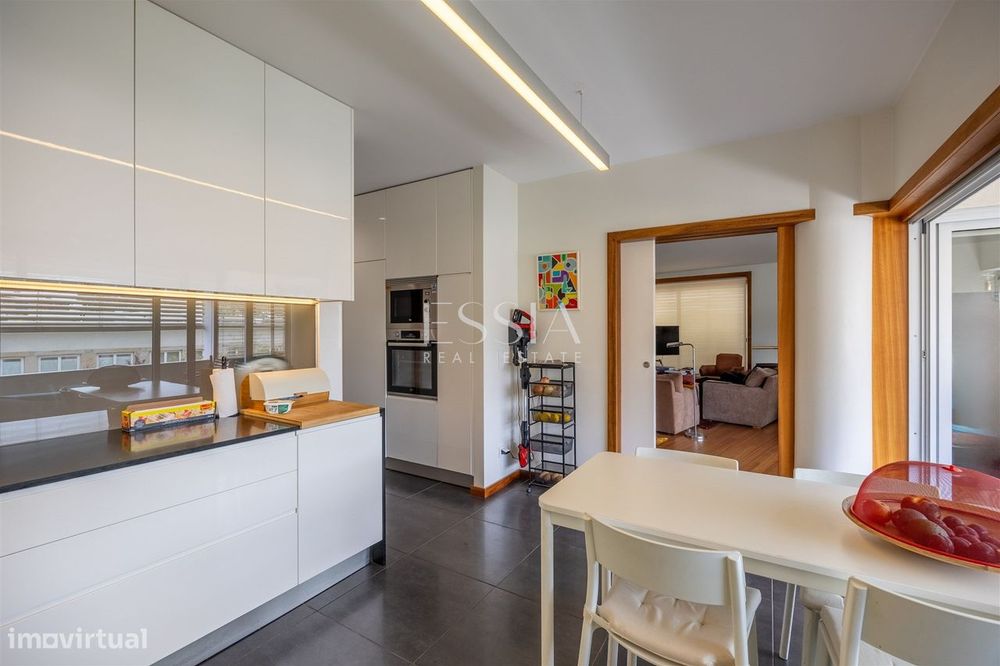 Apartamento T4+1 em Serralves com garagem