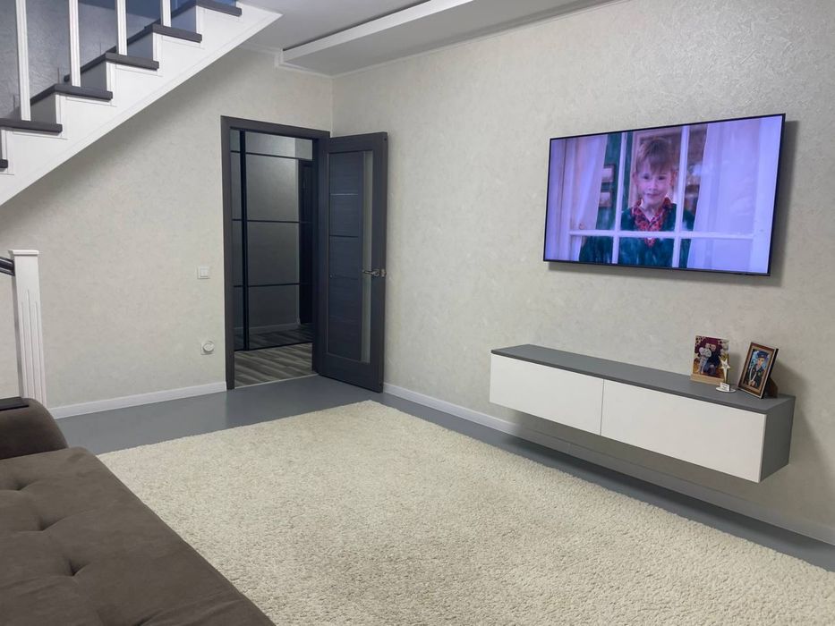 2поверхова квартира біля Епіцентру