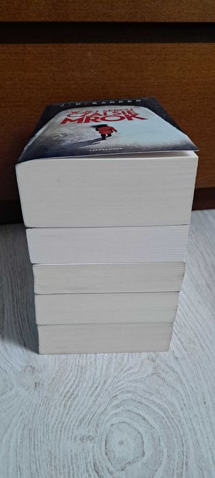 J. D.Barker Czwarta małpa Piąta ofiara Szóste dziecko W jej sercu Gra