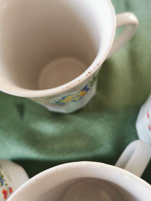 Komplet kubków szkliwionych z nadrukiem kwiatowym PRL  "Chodzież"