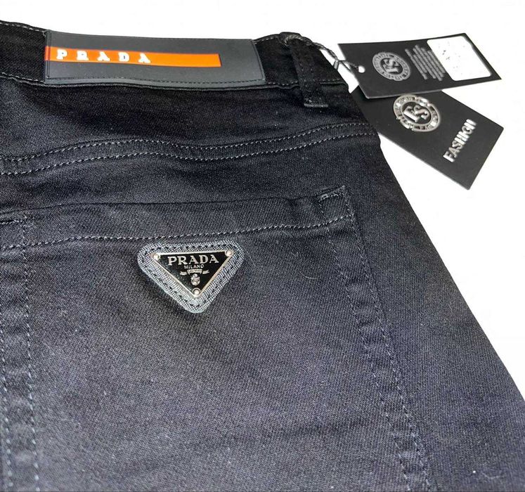 Czarne jeansy Prada