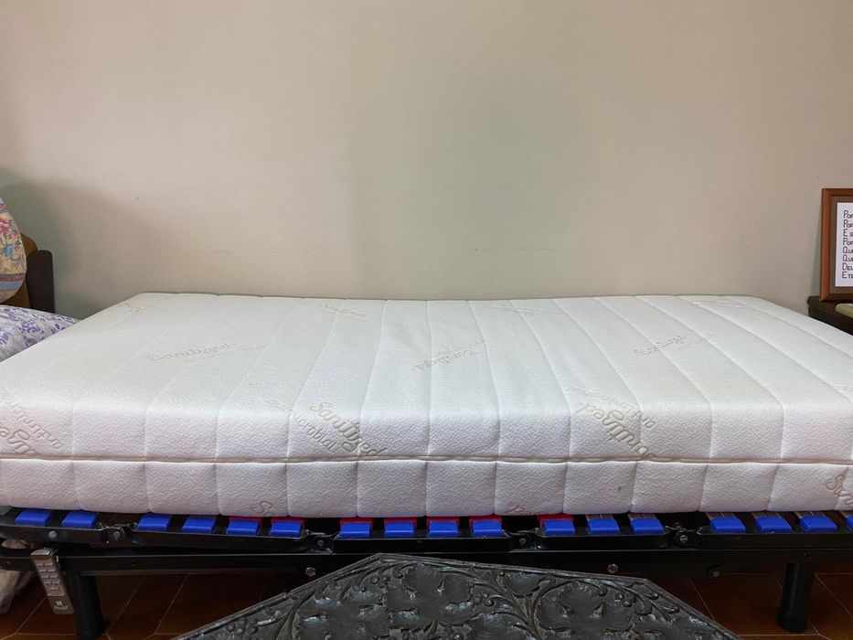 Estrado motorizado 1.90x0.90 plus e colchão em excelentes condições