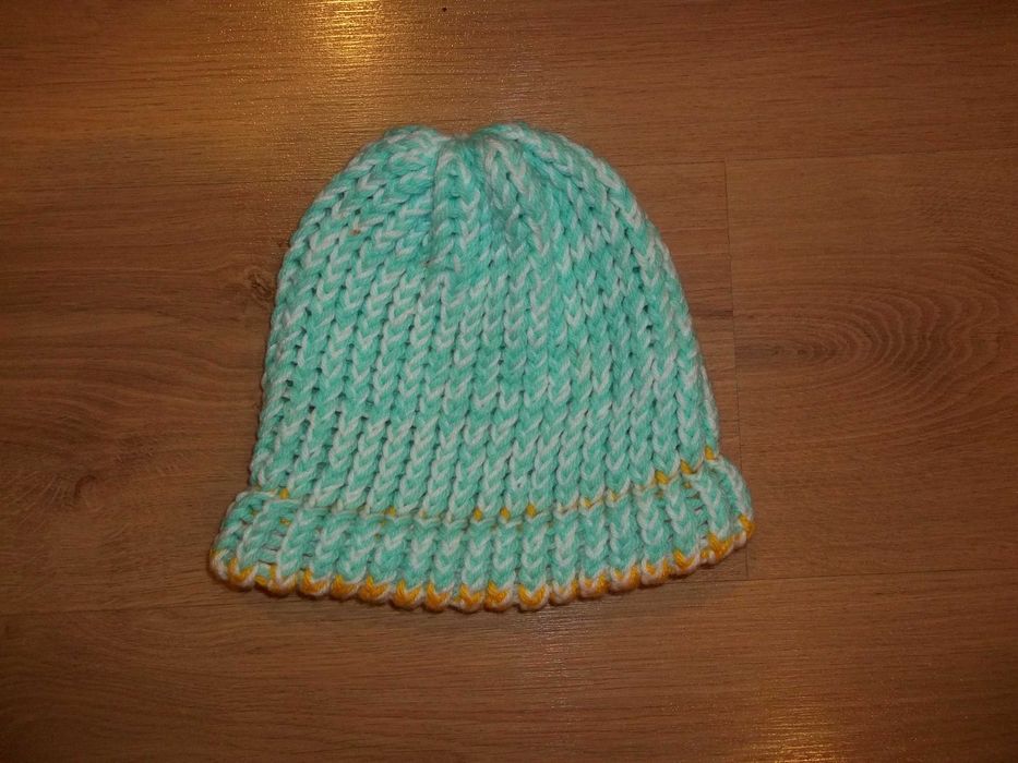 Жіноча шапка вязана.