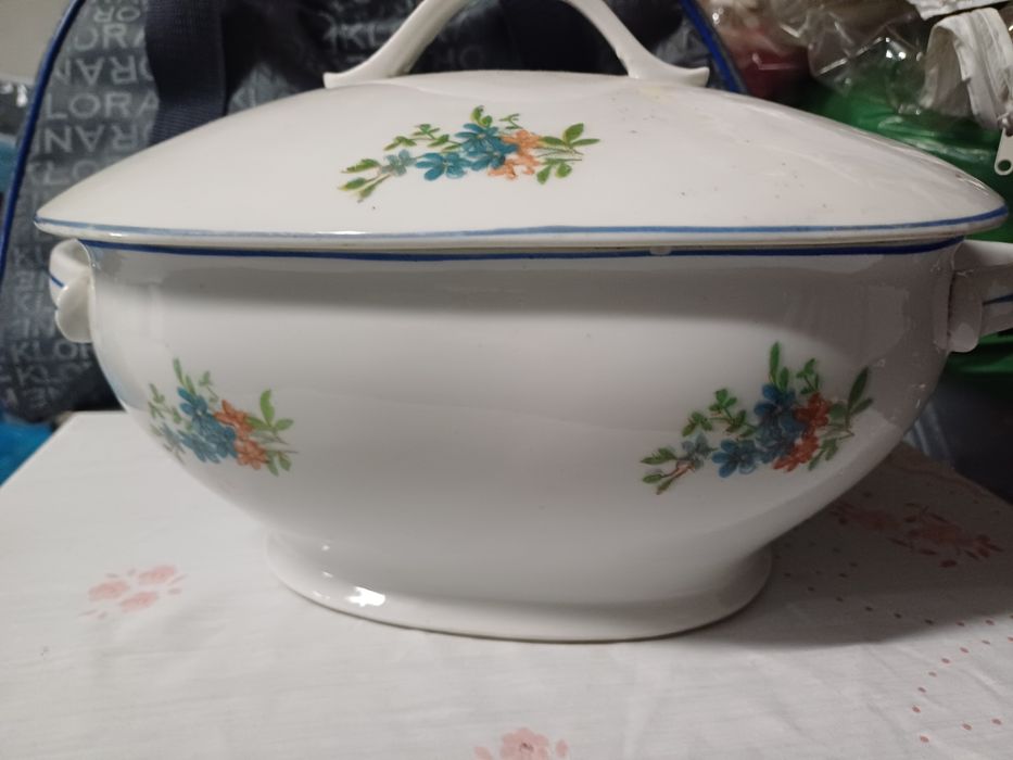 Terrina antiga branca