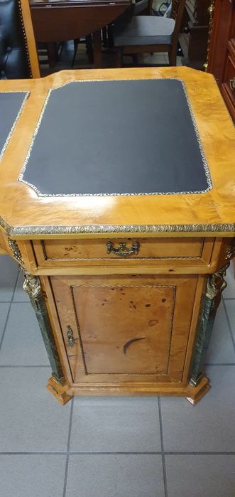 Dwustronne biurko gabinetowe zdobione marmurem i mosiądzem