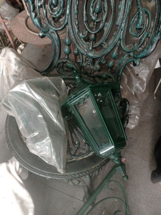 Vários artigos em ferro forjado, candeeiros, decoração, artesanato