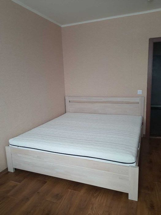 Продається двоспальне деревʼяне ліжко (180х200) + матрац.