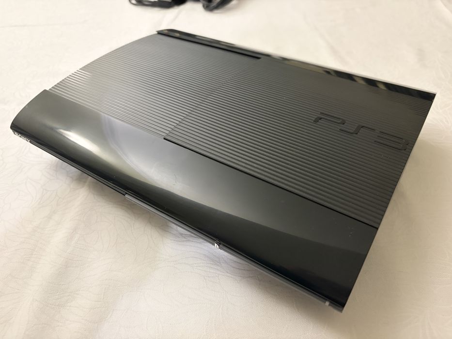 PS3 Super Slim 500GB com comando e jogos
