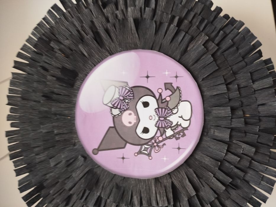 Piniata kuromi czarna na fioletowym tle