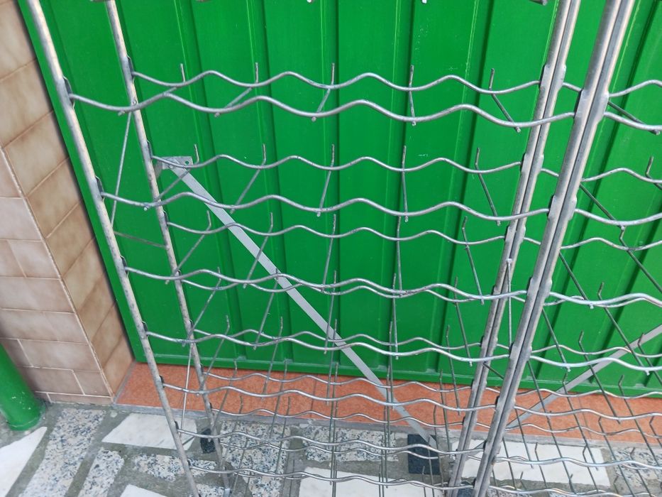 Garrafeira em metal para 100 garrafas como nova