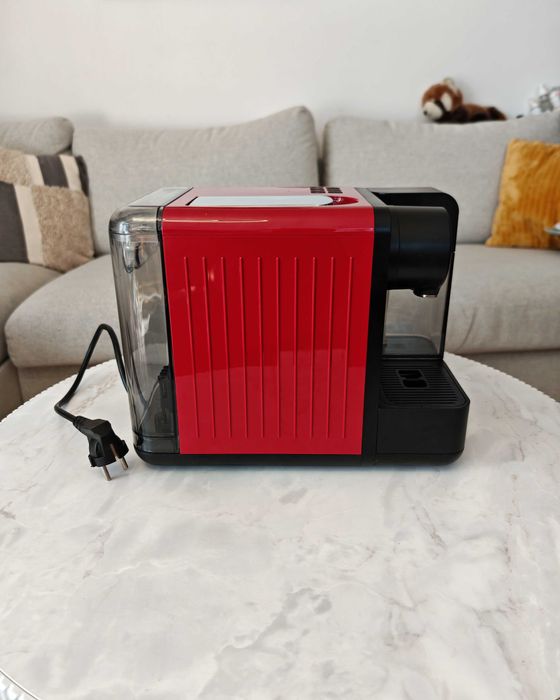 Ekspres kapsułkowy CZERWONY Tchibo Cafissimo MILK