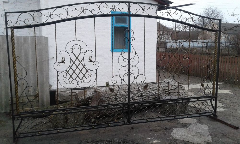 Кована декоративна сітка на ворота та забори