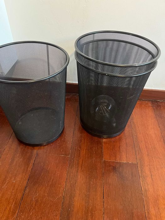 Baldes de secretaria pretos vendo 3 por 5 cada