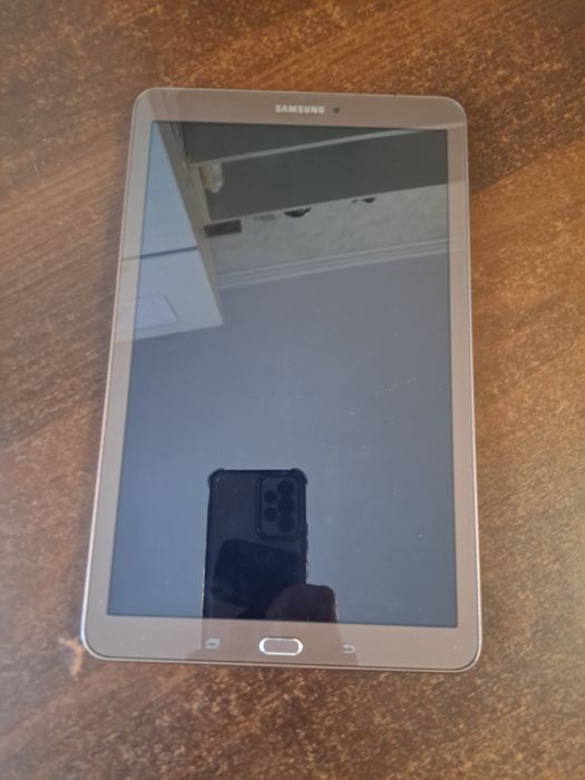 Планшет  Samsung SM-T561