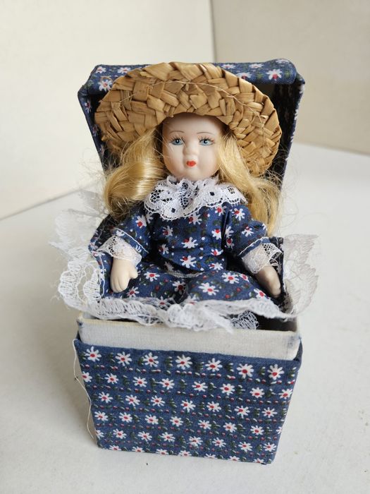Boneca Porcelana com caixa