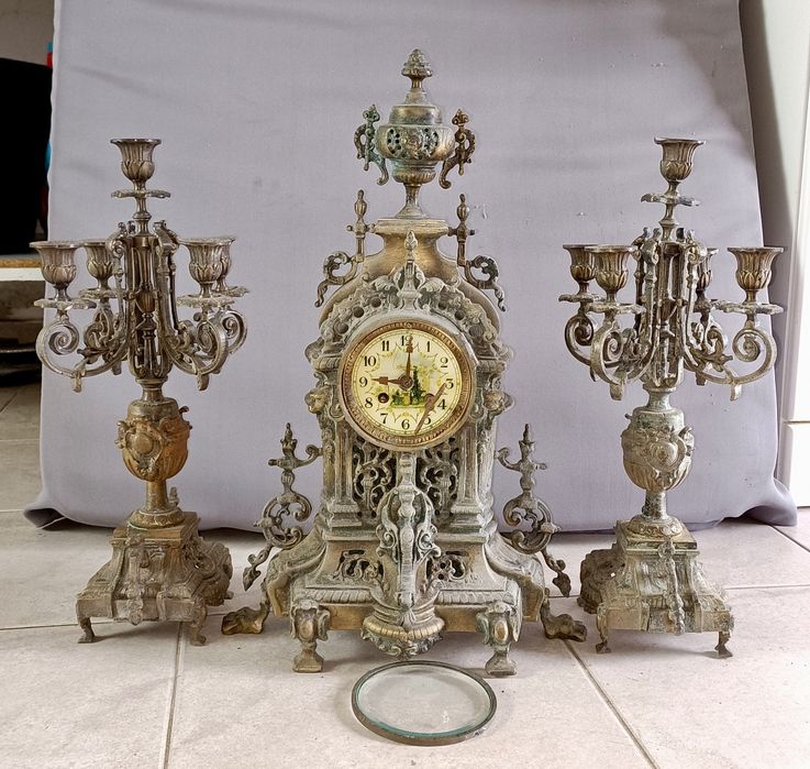 Relógio antigo de bronze