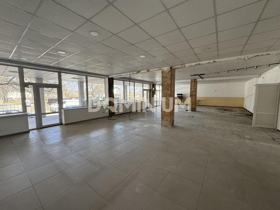 Магазин + офіси + склад, 520 м², прохідне місце,м.Виноградів