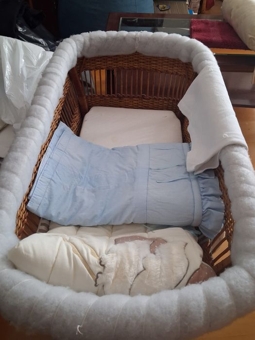 Cama para bebé  em verga, muito estimada