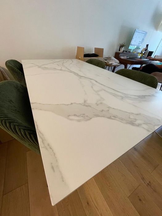 Mesa Argo com tampo em porcelanato da Kave Home