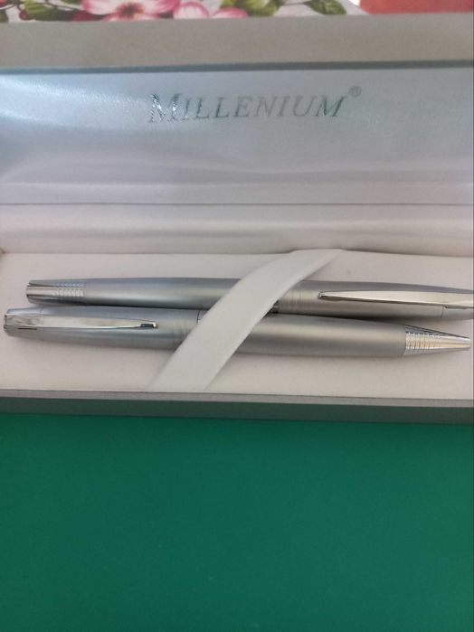 Набор ручек (перьевая и шариковая)