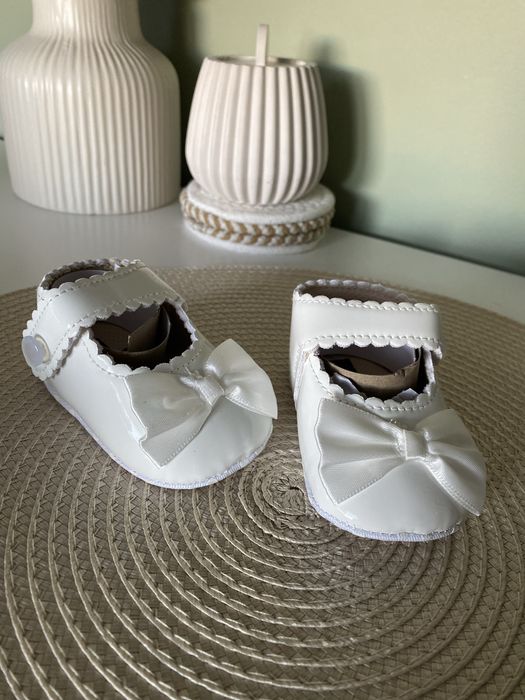 Białe buciki do chrztu lakierowane 0-6 msc
