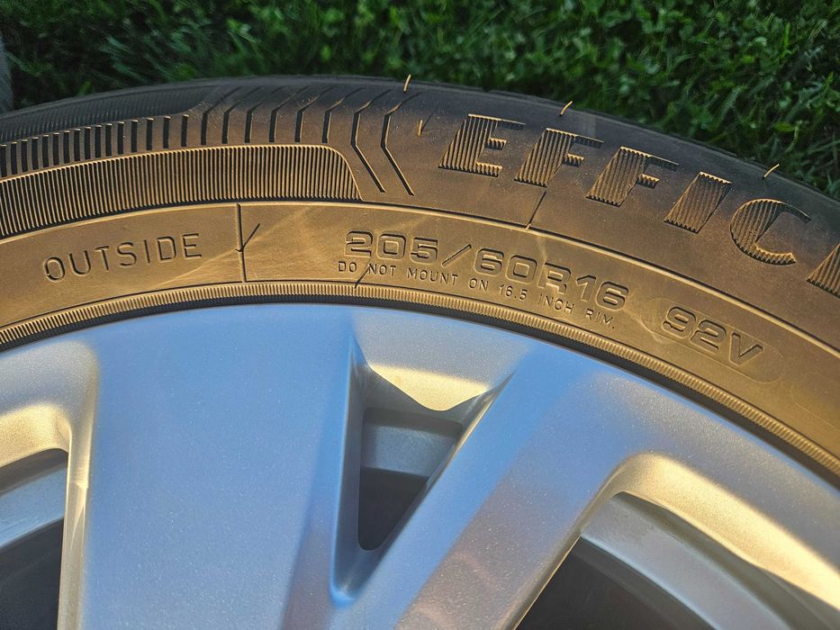 Oryginalne felgi VW R16 5x100 + letnie Goodyear EfficientGrip – DOT 06/26 – komplet