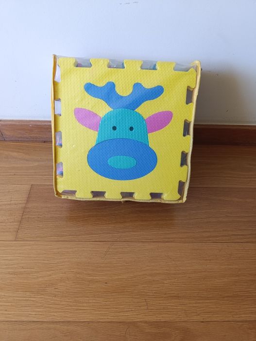 Tapete em esponja para quarto infantil, com muito pouco uso.