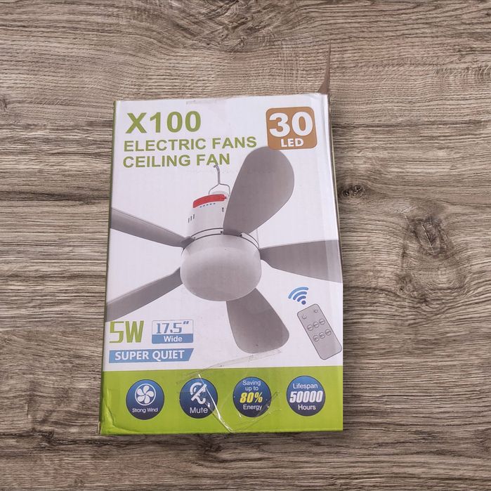 Lampa kempingowa z wiatrakiem akumulatorowa .