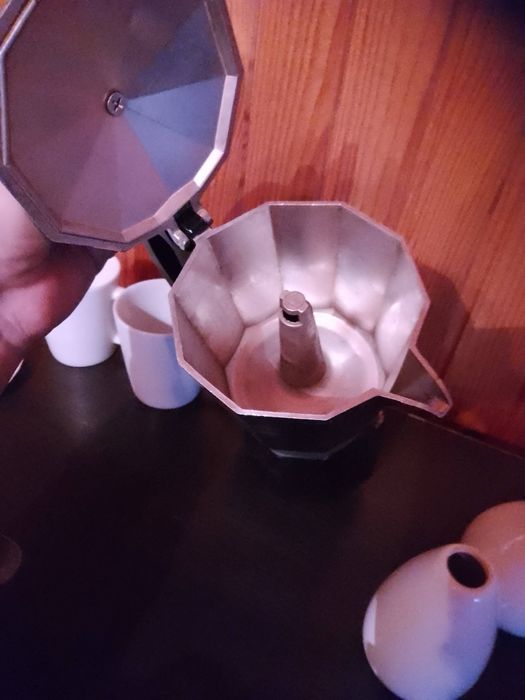 Filiżanki, wazon porcelana, kawiarka duza