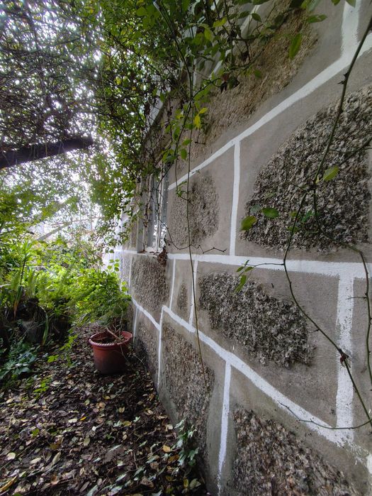 Moradia de 2 pisos com terreno e ótima localização