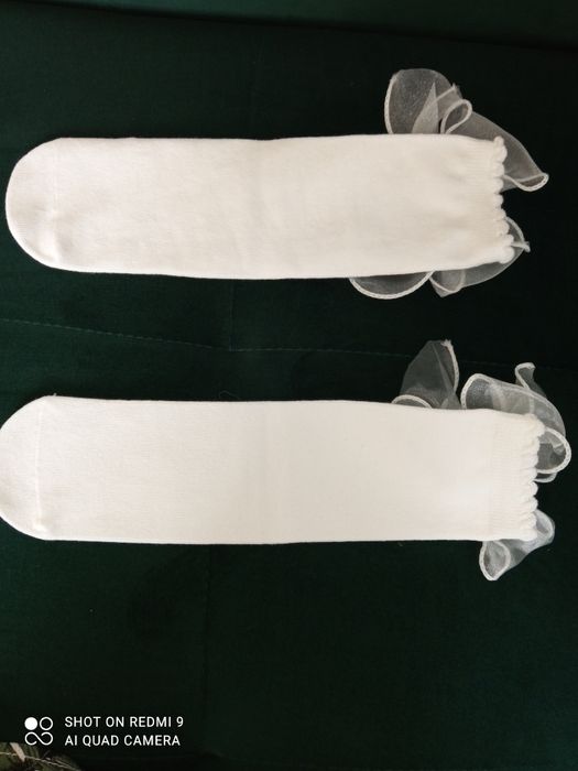 Skarpetki białe dla dziewczynki.