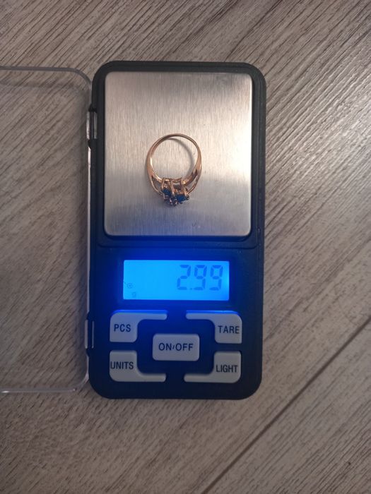 Золотое кольцо и пуссеты с изумрудами и бриллиантами