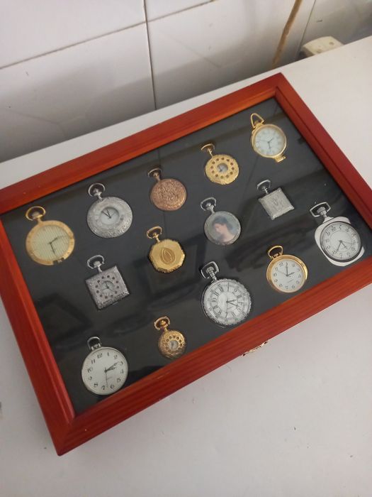 Relógios de bolso com vitrine.