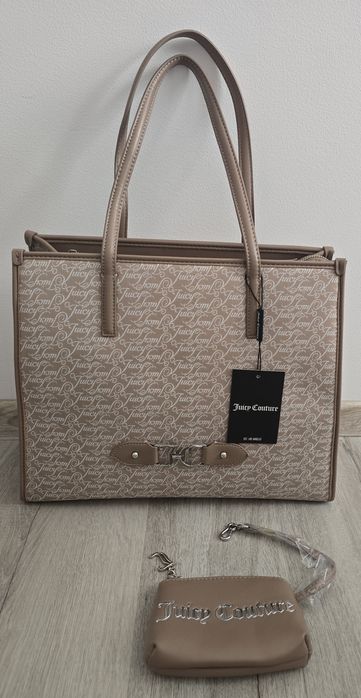 Beżowa torebka shopper marki Juicy Couture, ozdobiona charakterystycznym monogramem.